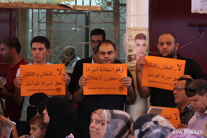 Palestinians take part in a protest demanding release the prisoners in Israeli jails, in front of Red cross office, in Gaza city, on August 31, 2015. Photo by Mohammed Asad