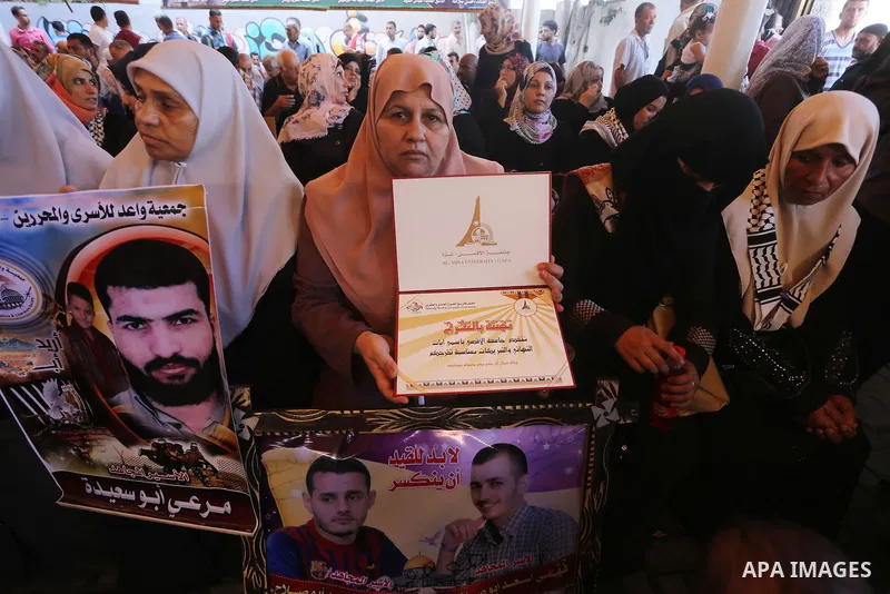 Palestinians take part in a protest demanding release the prisoners in Israeli jails, in front of Red cross office, in Gaza city, on August 31, 2015. Photo by Mohammed Asad
