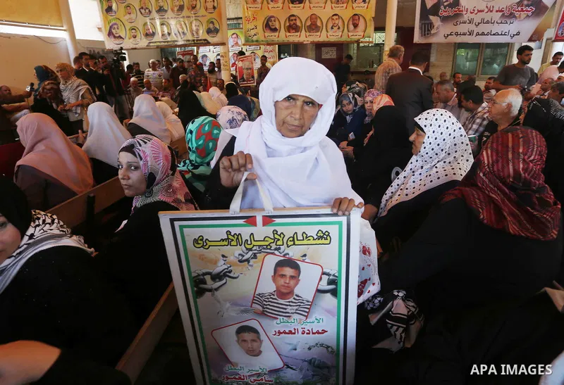 Palestinians take part in a protest demanding release the prisoners in Israeli jails, in front of Red cross office, in Gaza city, on August 31, 2015. Photo by Mohammed Asad