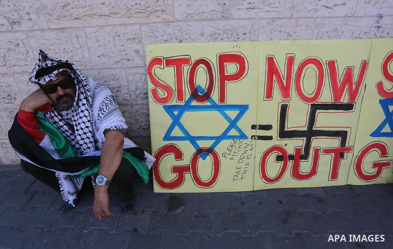 Palestinians take part in a protest demanding release the prisoners in Israeli jails, in front of Red cross office, in Gaza city, on August 31, 2015. Photo by Mohammed Asad