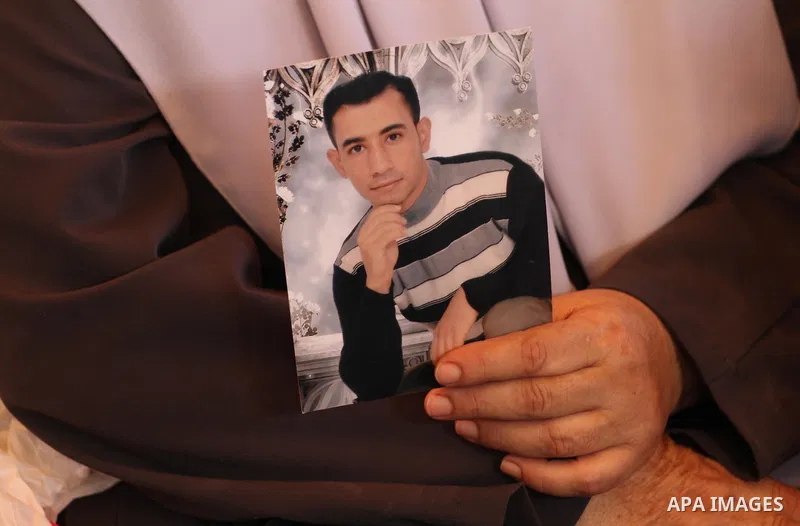 Palestinians take part in a protest demanding release the prisoners in Israeli jails, in front of Red cross office, in Gaza city, on August 31, 2015. Photo by Mohammed Asad