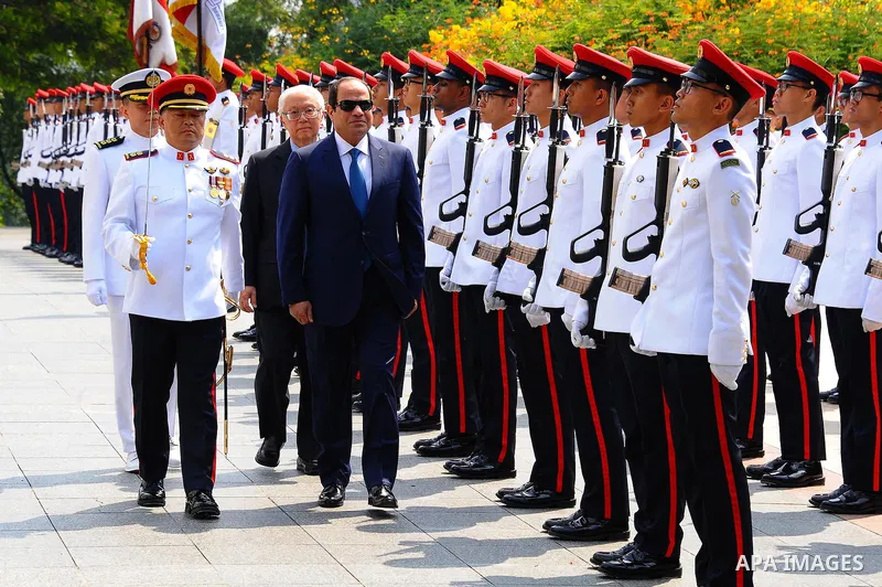 Egypt's President Abdel Fattah al-Sisi with Singaporean counterpart Tony Tan Keng Yam review a guard of honour during a welcoming ceremony at the Istana presidential palace in Singapore on August 31, 2015. President Abde...