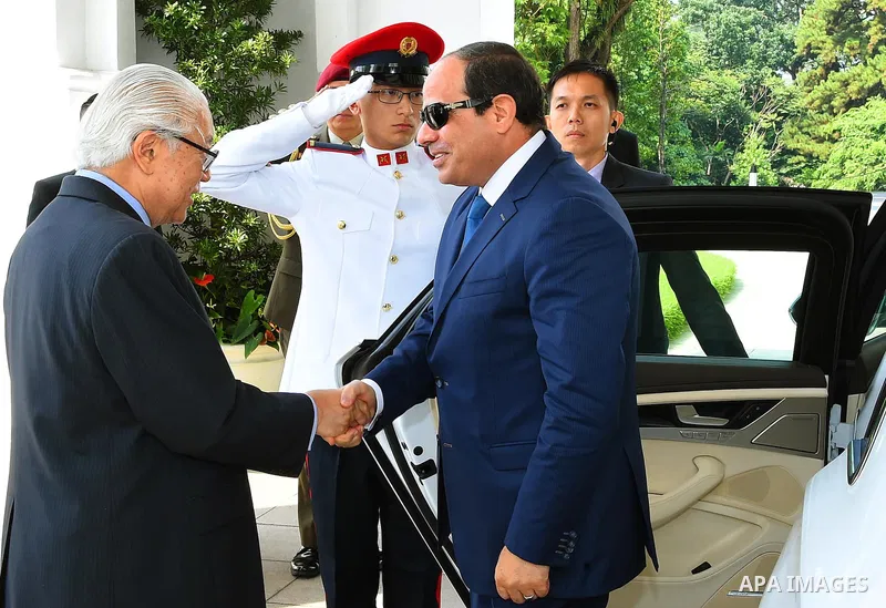 Egypt's President Abdel Fattah al-Sisi with Singaporean counterpart Tony Tan Keng Yam review a guard of honour during a welcoming ceremony at the Istana presidential palace in Singapore on August 31, 2015. President Abde...