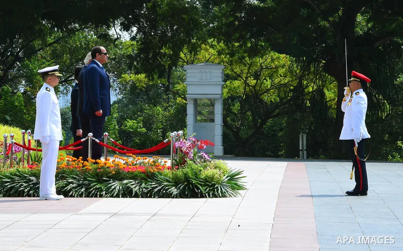 Egypt's President Abdel Fattah al-Sisi with Singaporean counterpart Tony Tan Keng Yam review a guard of honour during a welcoming ceremony at the Istana presidential palace in Singapore on August 31, 2015. President Abde...