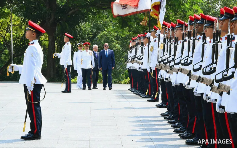 Egypt's President Abdel Fattah al-Sisi with Singaporean counterpart Tony Tan Keng Yam review a guard of honour during a welcoming ceremony at the Istana presidential palace in Singapore on August 31, 2015. President Abde...