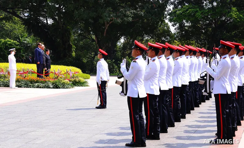 Egypt's President Abdel Fattah al-Sisi with Singaporean counterpart Tony Tan Keng Yam review a guard of honour during a welcoming ceremony at the Istana presidential palace in Singapore on August 31, 2015. President Abde...