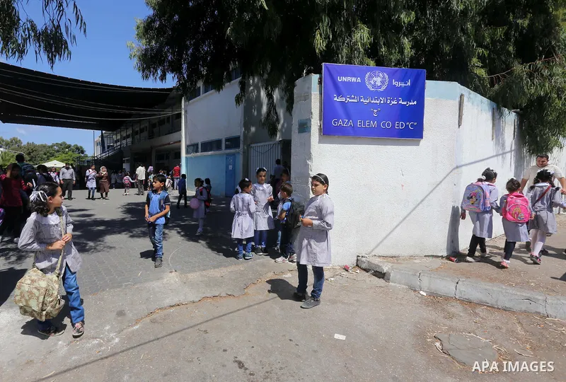 Palestinian students return to UNRWA-run schools, after postponement the school year in Gaza strip due to the reduction of educational programs given by the United Nations Relief and Works Agency (UNRWA) and the growing...