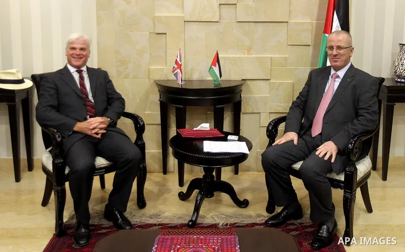 Palestinian Prime minister Rami Hamadallah meets with Minister for International Development to British, Desmond Swain, in the West Bank city of Ramallah, Sept. 2, 2015. Photo by Prime Minister Office
