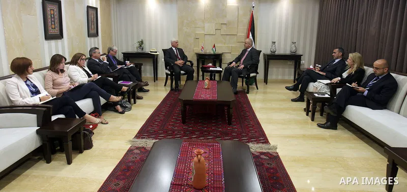 Palestinian Prime minister Rami Hamadallah meets with Minister for International Development to British, Desmond Swain, in the West Bank city of Ramallah, Sept. 2, 2015. Photo by Prime Minister Office
