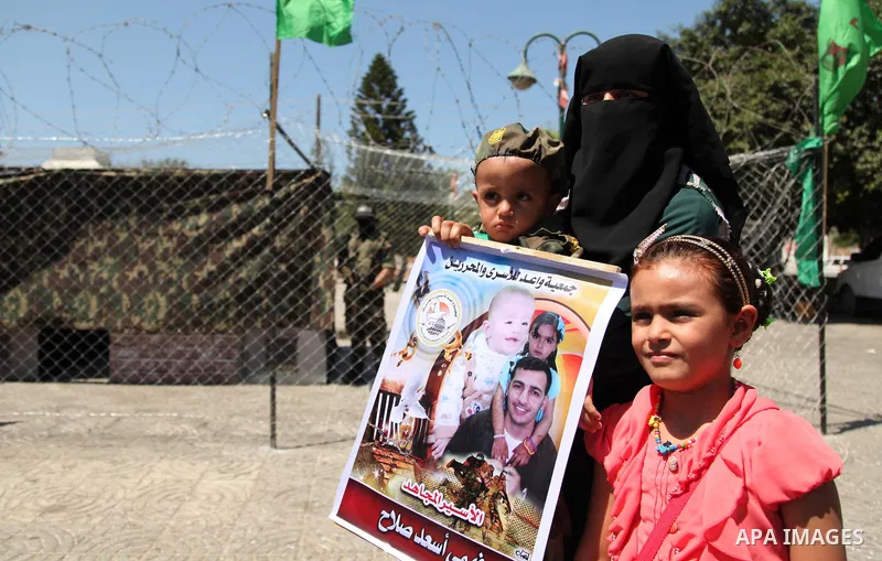 Palestinians watch the opening of the exhibition of the al-Qassam mock prisons, in Gaza city, on Sep. 02, 2015 mock. Photo by Ashraf Amra