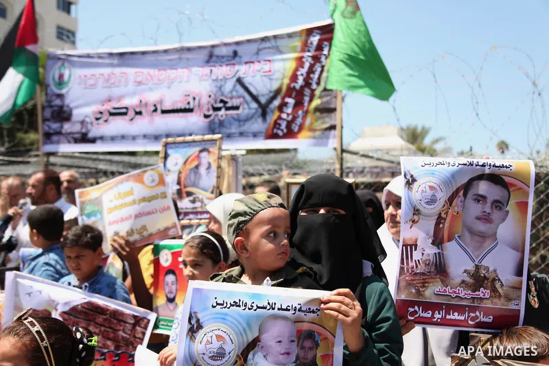 Palestinians watch the opening of the exhibition of the al-Qassam mock prisons, in Gaza city, on Sep. 02, 2015 mock. Photo by Ashraf Amra