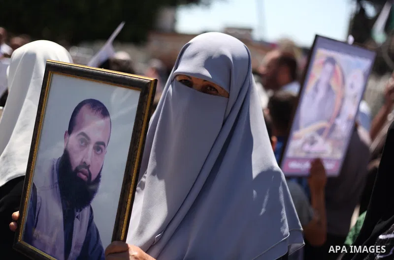 Palestinians watch the opening of the exhibition of the al-Qassam mock prisons, in Gaza city, on Sep. 02, 2015 mock. Photo by Ashraf Amra