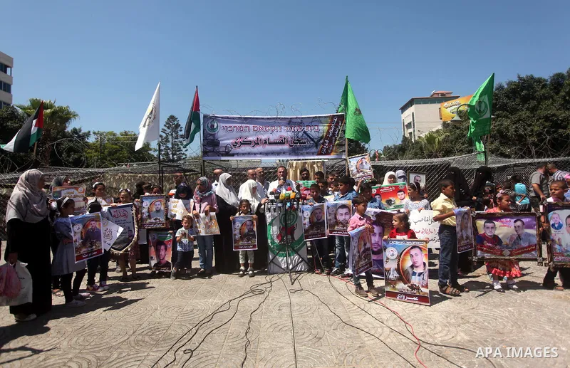 Palestinians watch the opening of the exhibition of the al-Qassam mock prisons, in Gaza city, on Sep. 02, 2015 mock. Photo by Ashraf Amra