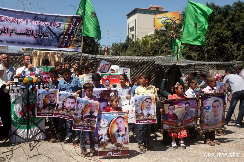 Palestinians watch the opening of the exhibition of the al-Qassam mock prisons, in Gaza city, on Sep. 02, 2015 mock. Photo by Ashraf Amra