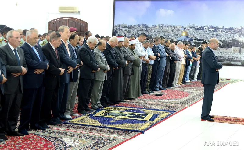 Palestinian President Mahmoud Abbas attends Friday prayer at his headquarter in the West Bank city of Ramallah, Sep. 4, 2015. Photo by Osama Falah