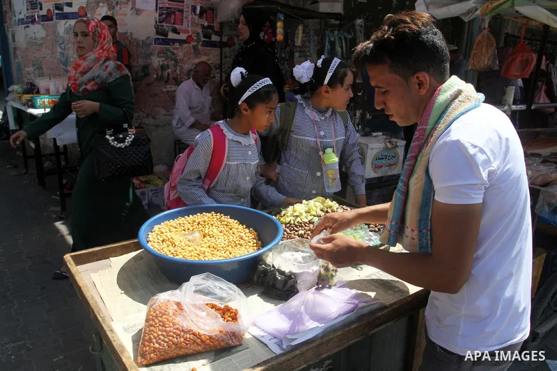 Palestinian shop at the saturday's popular market in Rafah in the southern Gaa strip, on September 5, 2015. Photo by Abed Rahim Khatib