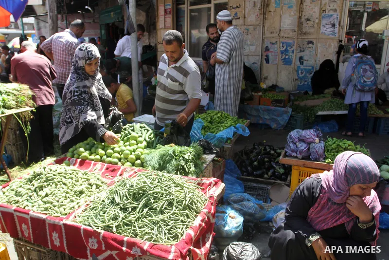 Palestinian shop at the saturday's popular market in Rafah in the southern Gaa strip, on September 5, 2015. Photo by Abed Rahim Khatib
