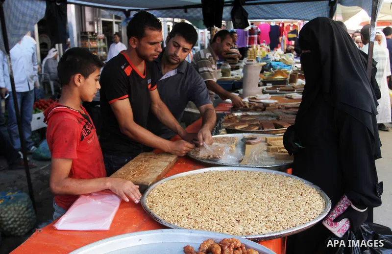 Palestinian shop at the saturday's popular market in Rafah in the southern Gaa strip, on September 5, 2015. Photo by Abed Rahim Khatib
