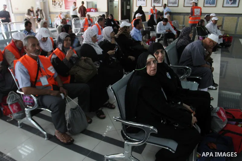 Palestinians Muslim pilgrims wait for a bus en route to Rafah border between Gaza Strip and Egypt before leaving for the annual hajj pilgrimage to the holy city of Mecca, in Gaza City, Sep. 07, 2015. Hundreds of Palestin...