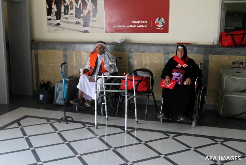 Palestinians Muslim pilgrims wait for a bus en route to Rafah border between Gaza Strip and Egypt before leaving for the annual hajj pilgrimage to the holy city of Mecca, in Gaza City, Sep. 07, 2015. Hundreds of Palestin...
