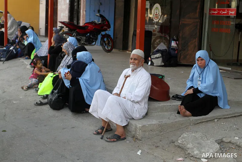 Palestinians Muslim pilgrims wait for a bus en route to Rafah border between Gaza Strip and Egypt before leaving for the annual hajj pilgrimage to the holy city of Mecca, in Gaza City, Sep. 07, 2015. Hundreds of Palestin...