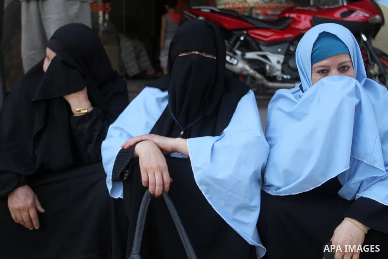 Palestinians Muslim pilgrims wait for a bus en route to Rafah border between Gaza Strip and Egypt before leaving for the annual hajj pilgrimage to the holy city of Mecca, in Gaza City, Sep. 07, 2015. Hundreds of Palestin...