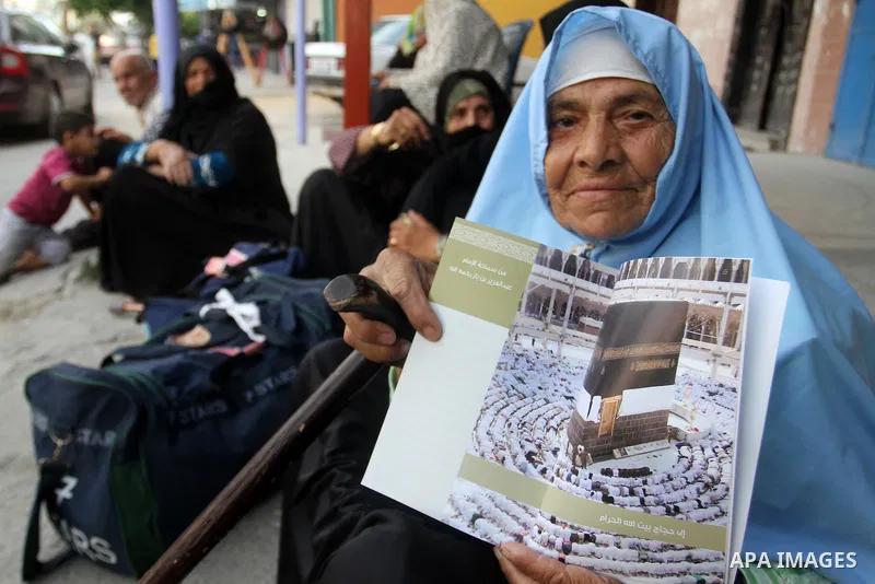 Palestinians Muslim pilgrims wait for a bus en route to Rafah border between Gaza Strip and Egypt before leaving for the annual hajj pilgrimage to the holy city of Mecca, in Gaza City, Sep. 07, 2015. Hundreds of Palestin...