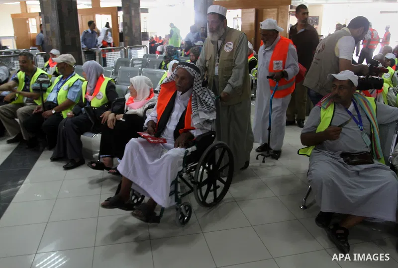Palestinians Muslim pilgrims wait for a bus en route to Rafah border between Gaza Strip and Egypt before leaving for the annual hajj pilgrimage to the holy city of Mecca, in Gaza City, Sep. 07, 2015. Hundreds of Palestin...