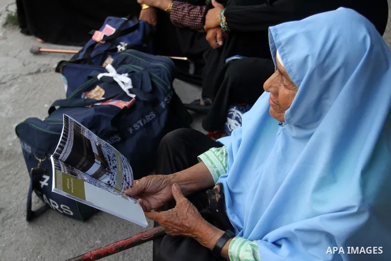 Palestinians Muslim pilgrims wait for a bus en route to Rafah border between Gaza Strip and Egypt before leaving for the annual hajj pilgrimage to the holy city of Mecca, in Gaza City, Sep. 07, 2015. Hundreds of Palestin...
