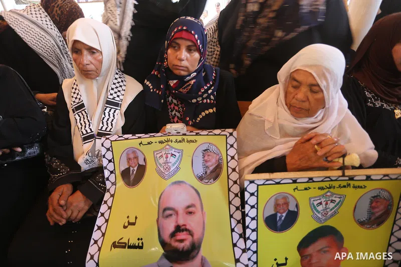 Palestinians take part in a protest demanding release the prisoners in Israeli jails, in front of Red cross office, in Gaza city, on Sep. 07, 2015. Photo by Mohammed Asad