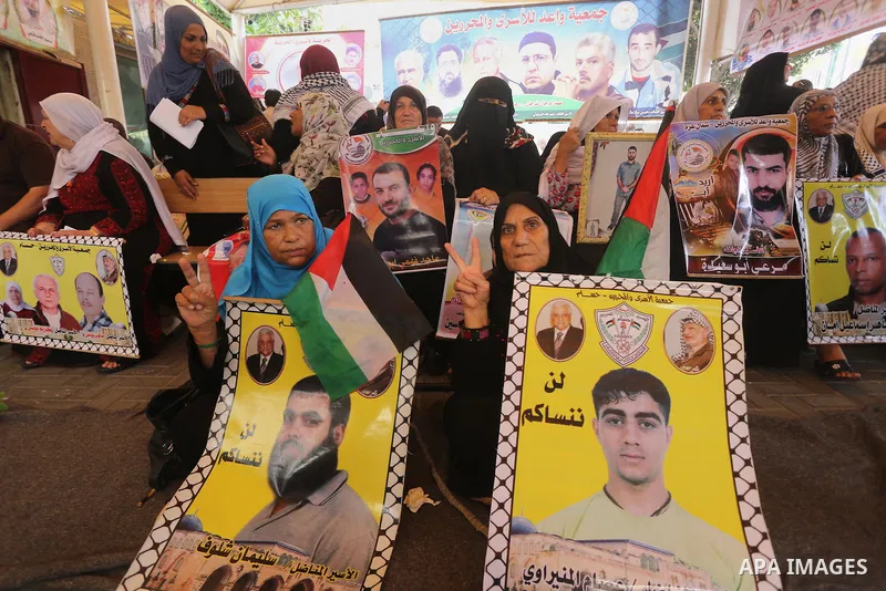 Palestinians take part in a protest demanding release the prisoners in Israeli jails, in front of Red cross office, in Gaza city, on Sep. 07, 2015. Photo by Mohammed Asad
