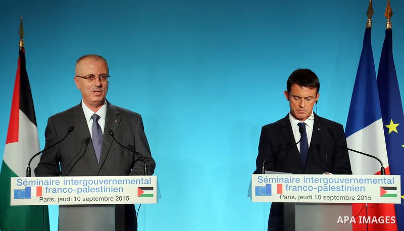 Palestinian Prime Minister Rami Hamdallah, left, and French Prime Minister Manuel Valls, right, attend a joint media conference at hotel Matignon in Paris, France, September 10, 2015. Photo by Prime Minister Office