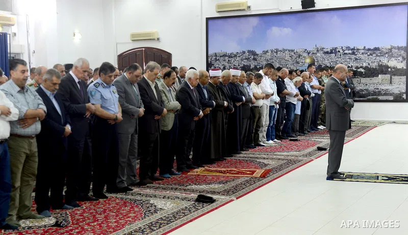 Palestinian President Mahmoud Abbas attends Friday prayer at his headquarter in the West Bank city of Ramallah, Sep. 11, 2015. Photo by Osama Falah