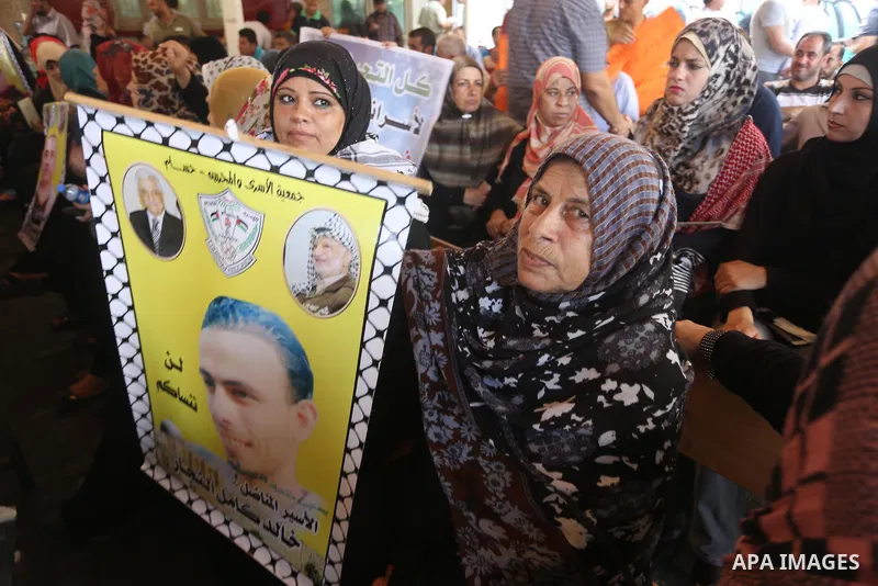 Palestinians take part in a protest demanding release the prisoners in Israeli jails, in front of Red cross office, in Gaza city, on Sep. 14, 2015. Photo by Mohammed Asad