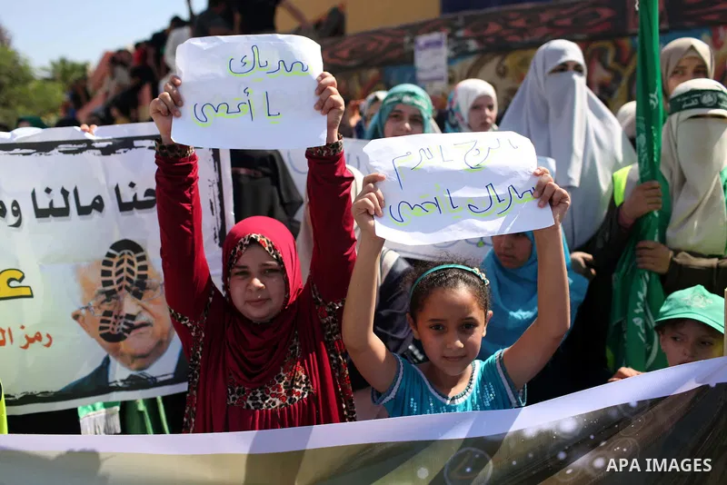 Palestinian Hamas supporters take part in a protest against the Israeli police raid on Jerusalem's al-Aqsa mosque on Tuesday, in Khan Younis in the southern Gaza Strip, September 18, 2015. Israel deployed hundreds of ext...