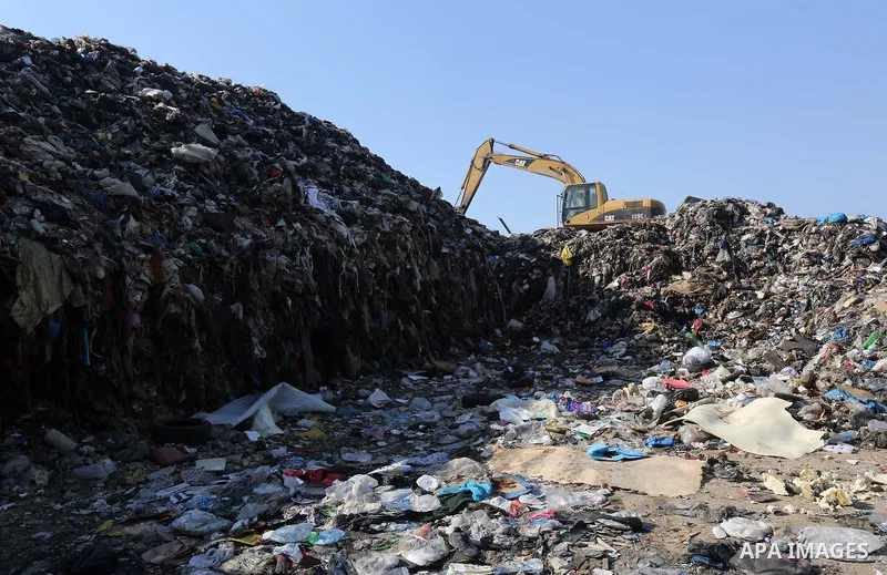 Rubbish collectors remove piles of waste from a landfill in Beirut on September 20, 2015. A controversial plan by Lebanon's cabinet to finally address a festering trash crisis was met with criticism by civil society grou...