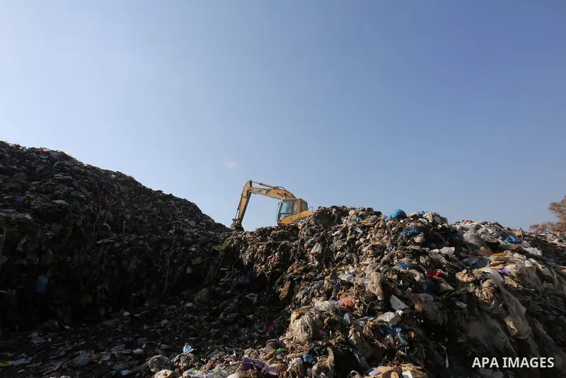 Rubbish collectors remove piles of waste from a landfill in Beirut on September 20, 2015. A controversial plan by Lebanon's cabinet to finally address a festering trash crisis was met with criticism by civil society grou...