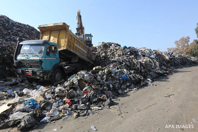 Rubbish collectors remove piles of waste from a landfill in Beirut on September 20, 2015. A controversial plan by Lebanon's cabinet to finally address a festering trash crisis was met with criticism by civil society grou...
