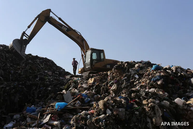 Rubbish collectors remove piles of waste from a landfill in Beirut on September 20, 2015. A controversial plan by Lebanon's cabinet to finally address a festering trash crisis was met with criticism by civil society grou...