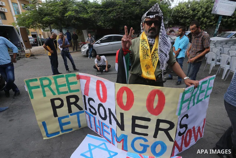 Palestinians take part in a protest demanding release the prisoners in Israeli jails, in front of Red cross office, in Gaza city, on Sep. 21, 2015. Photo by Mohammed Asad