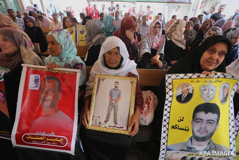 Palestinians take part in a protest demanding release the prisoners in Israeli jails, in front of Red cross office, in Gaza city, on Sep. 21, 2015. Photo by Mohammed Asad