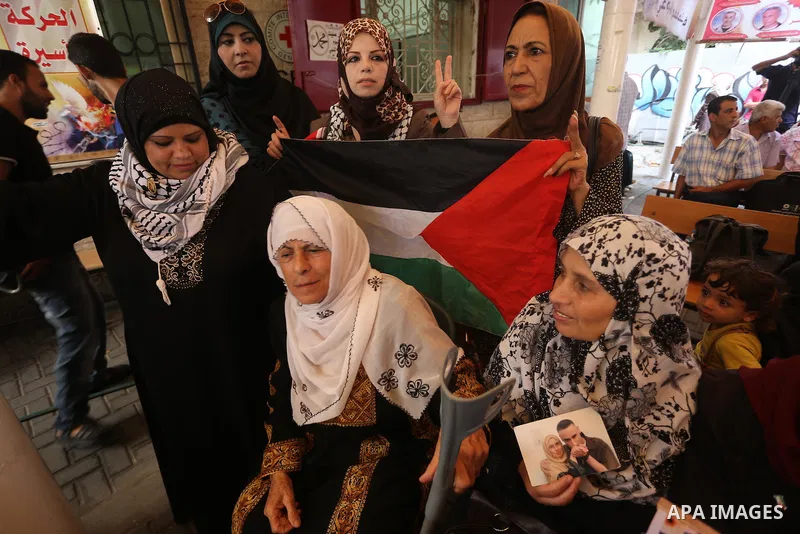 Palestinians take part in a protest demanding release the prisoners in Israeli jails, in front of Red cross office, in Gaza city, on Sep. 21, 2015. Photo by Mohammed Asad