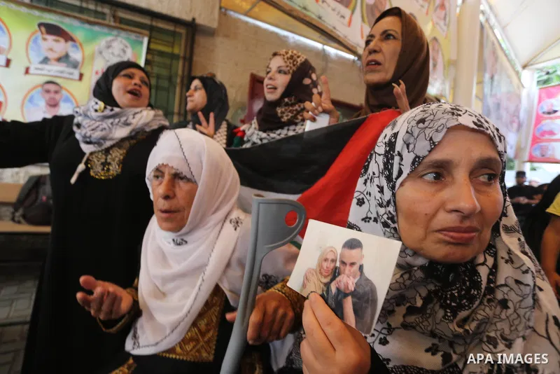 Palestinians take part in a protest demanding release the prisoners in Israeli jails, in front of Red cross office, in Gaza city, on Sep. 21, 2015. Photo by Mohammed Asad