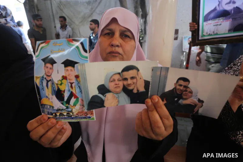 Palestinians take part in a protest demanding release the prisoners in Israeli jails, in front of Red cross office, in Gaza city, on Sep. 21, 2015. Photo by Mohammed Asad