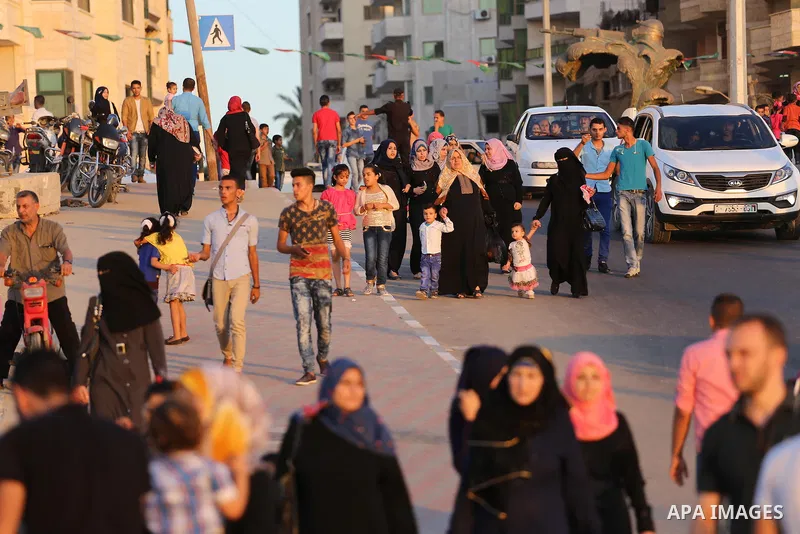 Palestinians enjoy during sunset at the seaport of Gaza city September 27, 2015. Photo by Mohammed Asad