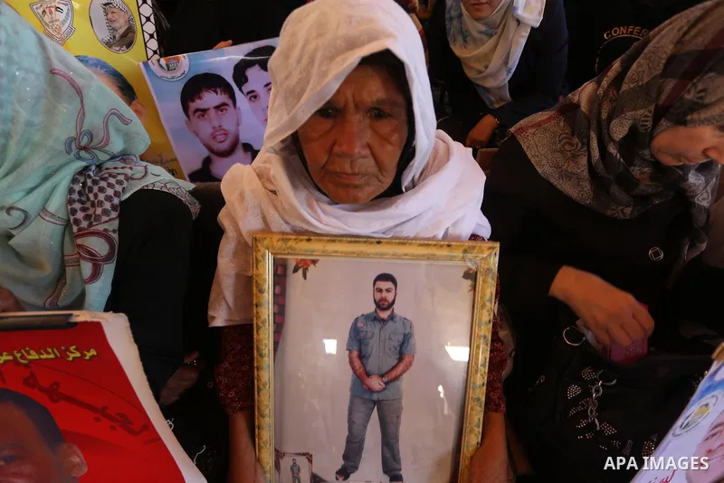 Palestinians take part in a protest demanding release the prisoners in Israeli jails, in front of Red cross office, in Gaza city, on Sep. 28, 2015. Photo by Mohammed Asad