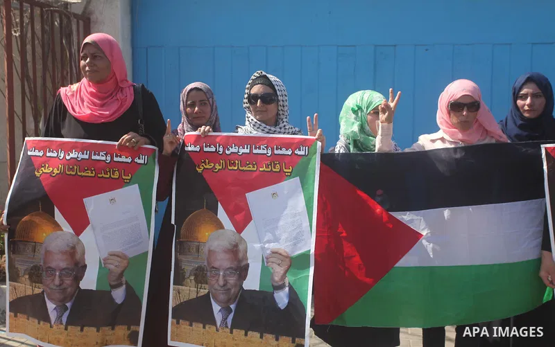 Palestinian women take part in a protest against the Palestinian President Mahmoud Abbas, in front of the headquarter United Nations, in Gaza city, on September 30, 2015. Photo by Ashraf Amra
