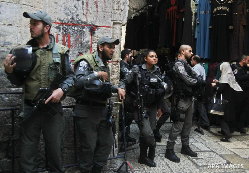 Israeli police stand guard in front of a road leading to the al-Aqsa mosque in Jerusalem's old city on September 30, 2015. Photo by Mahfouz Abu Turk
