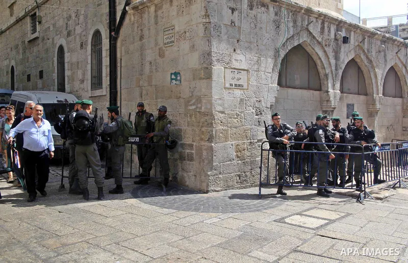 Israeli police stand guard in front of a road leading to the al-Aqsa mosque in Jerusalem's old city on September 30, 2015. Photo by Mahfouz Abu Turk