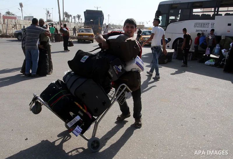 Palestinian pilgrims arrive at the Rafah crossing between Gaza Strip and Egypt after performing the annual Hajj, in Rafah in southern Gaza Strip, September 30, 2015. Around 500 Hajj pilgrims cross Rafah crossing on Wedne...